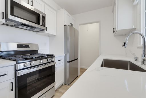 Modern 1BD Apt w/ Stainless Steel Appliances and On-Site Laundry – photo 1