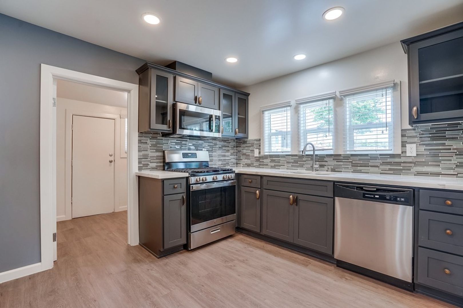 Los Angeles Apartment: 625 W. 92nd St