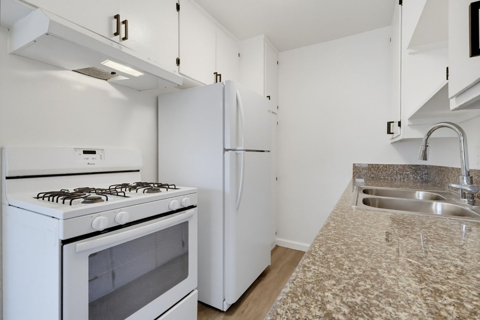 Los Angeles Apartment: 6407 10th Ave