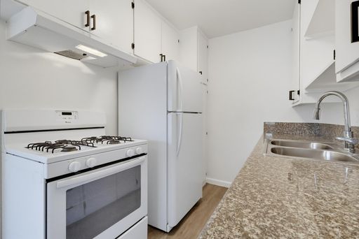 2 Bedroom 1.5 Bathroom Apartment with Gated Parking - 1 Month Free Only $99 Deposit! – photo 1
