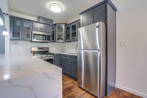 This 2BD/2BA W/ In Unit Washer/Dryer, Parking / 2 Weeks Free $99 Deposit!! – photo 1