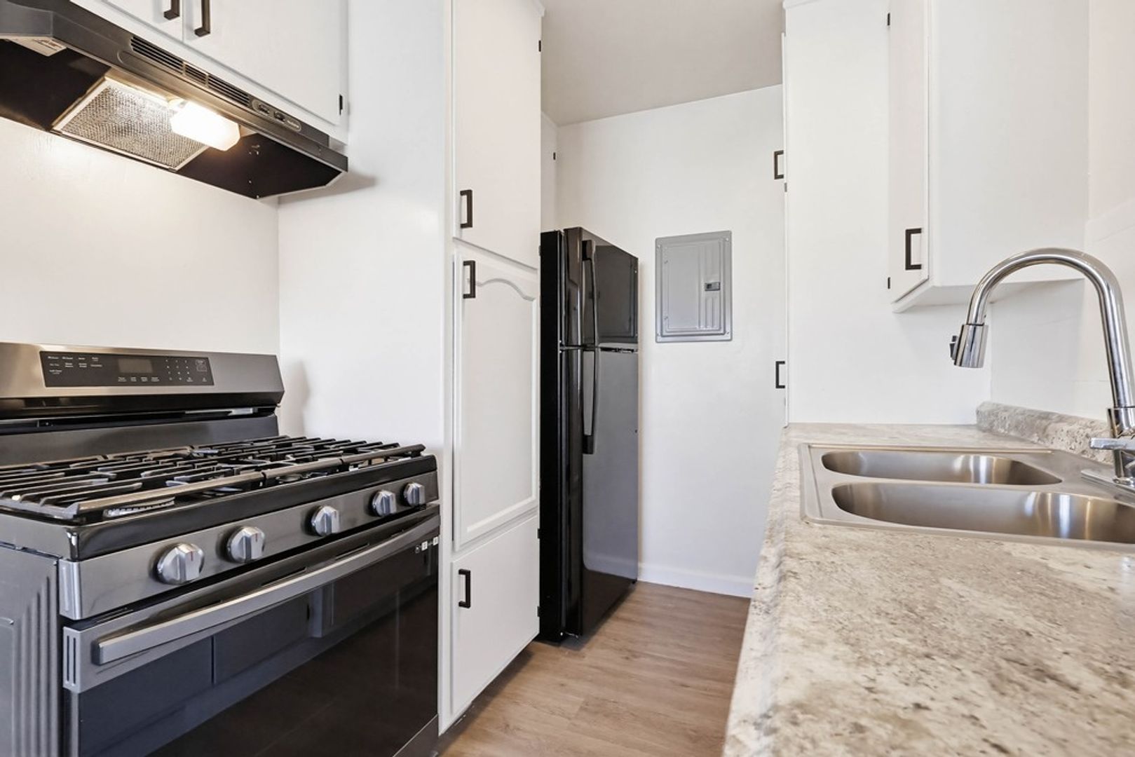 Los Angeles Apartment: 6803 Brynhurst Ave