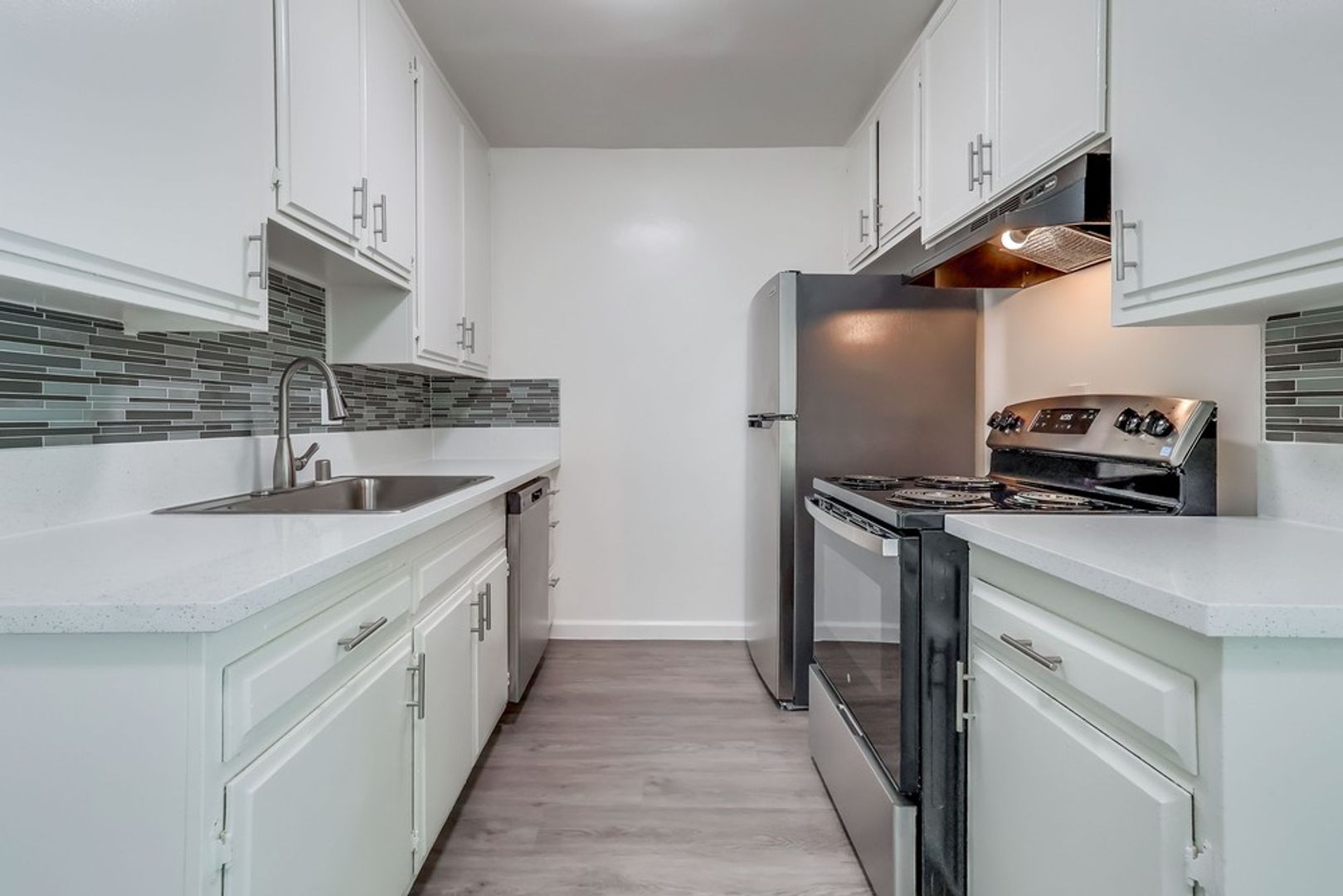 Inglewood Apartment: 333 W. Queen St