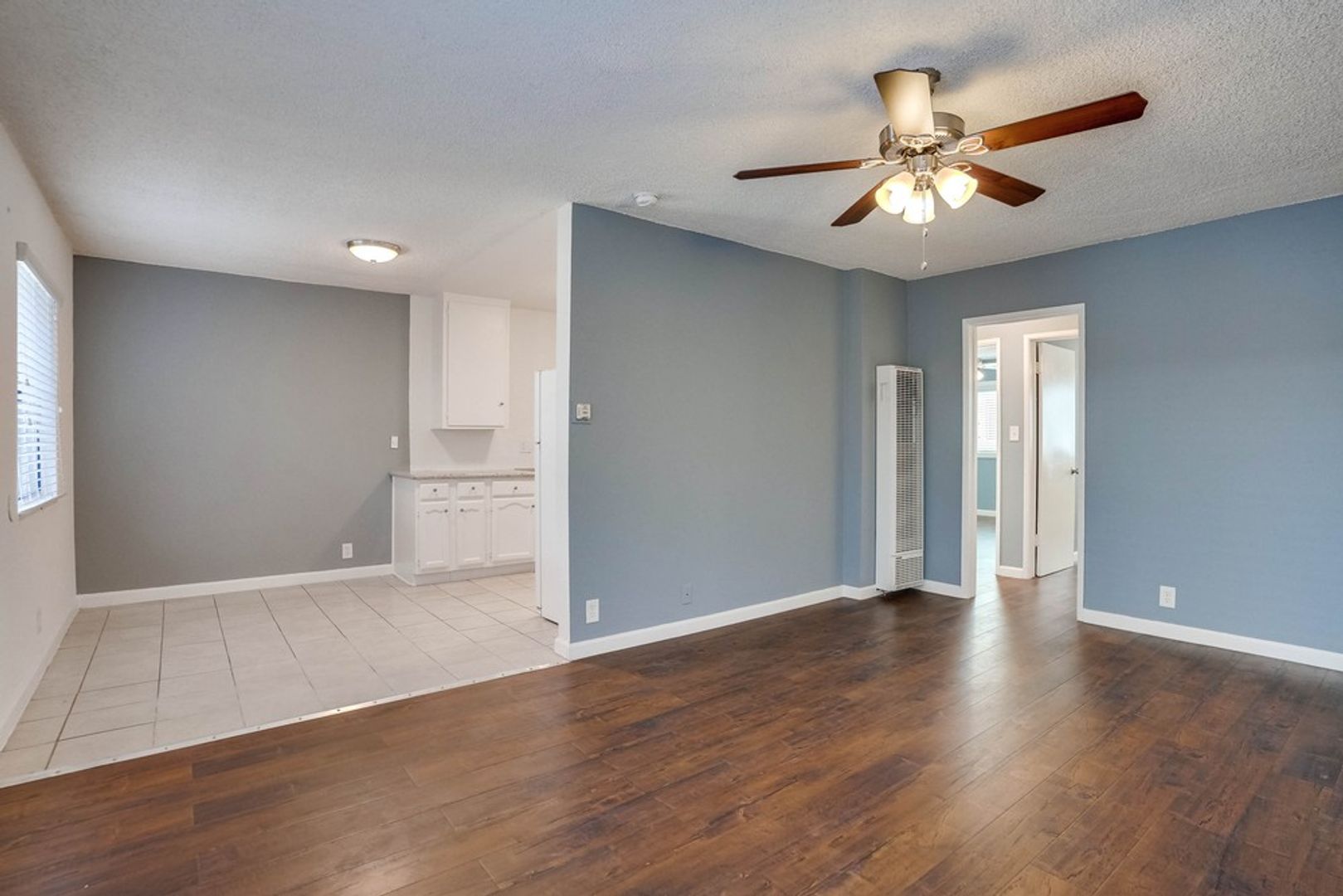 Los Angeles Apartment: 6419 10th Ave