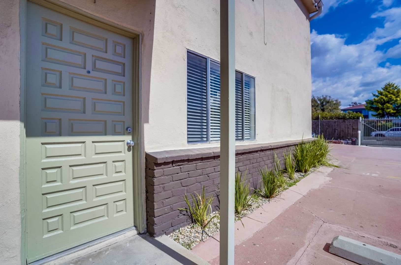 Los Angeles Apartment: 2425-2431 S. Ridgeley Dr