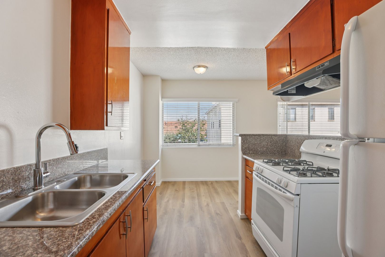 Los Angeles Apartment: 2629 S Budlong Ave