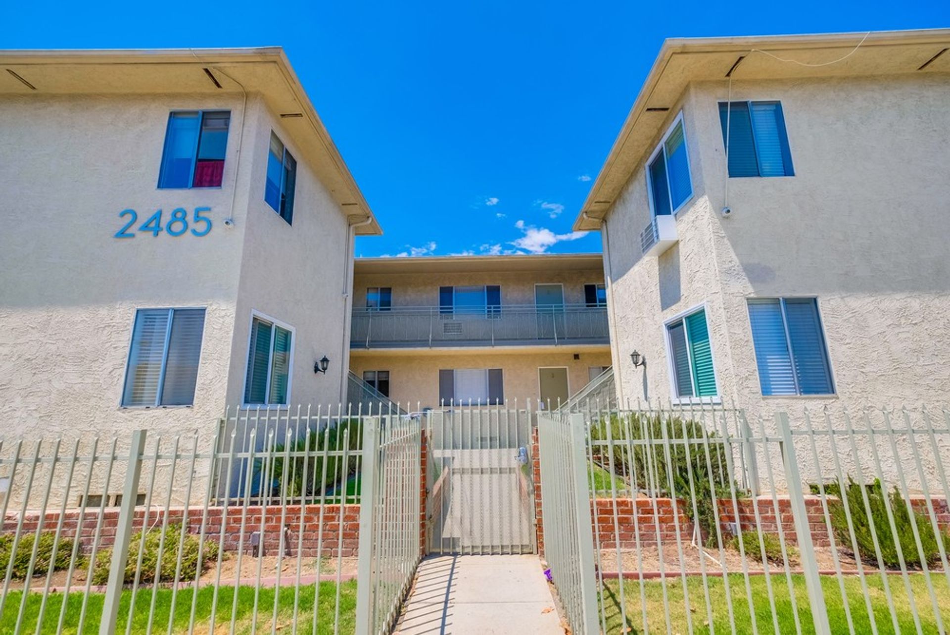 Classic Courtyard Building on Venice Blvd – Secure, Convenient, Pet-Friendly
