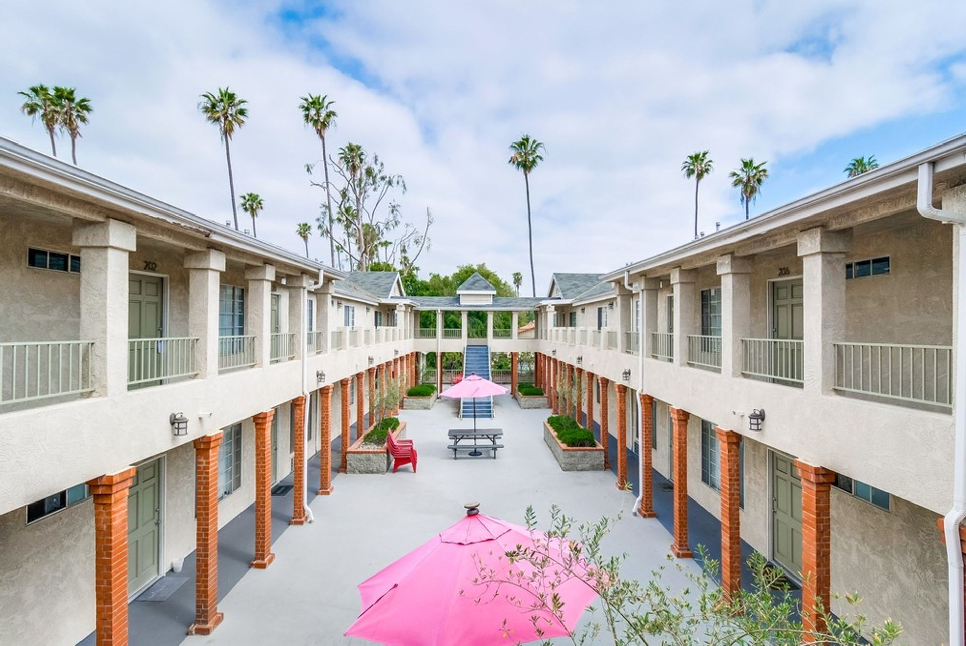 Central Inglewood Life – Gated Living Near SoFi & Transit