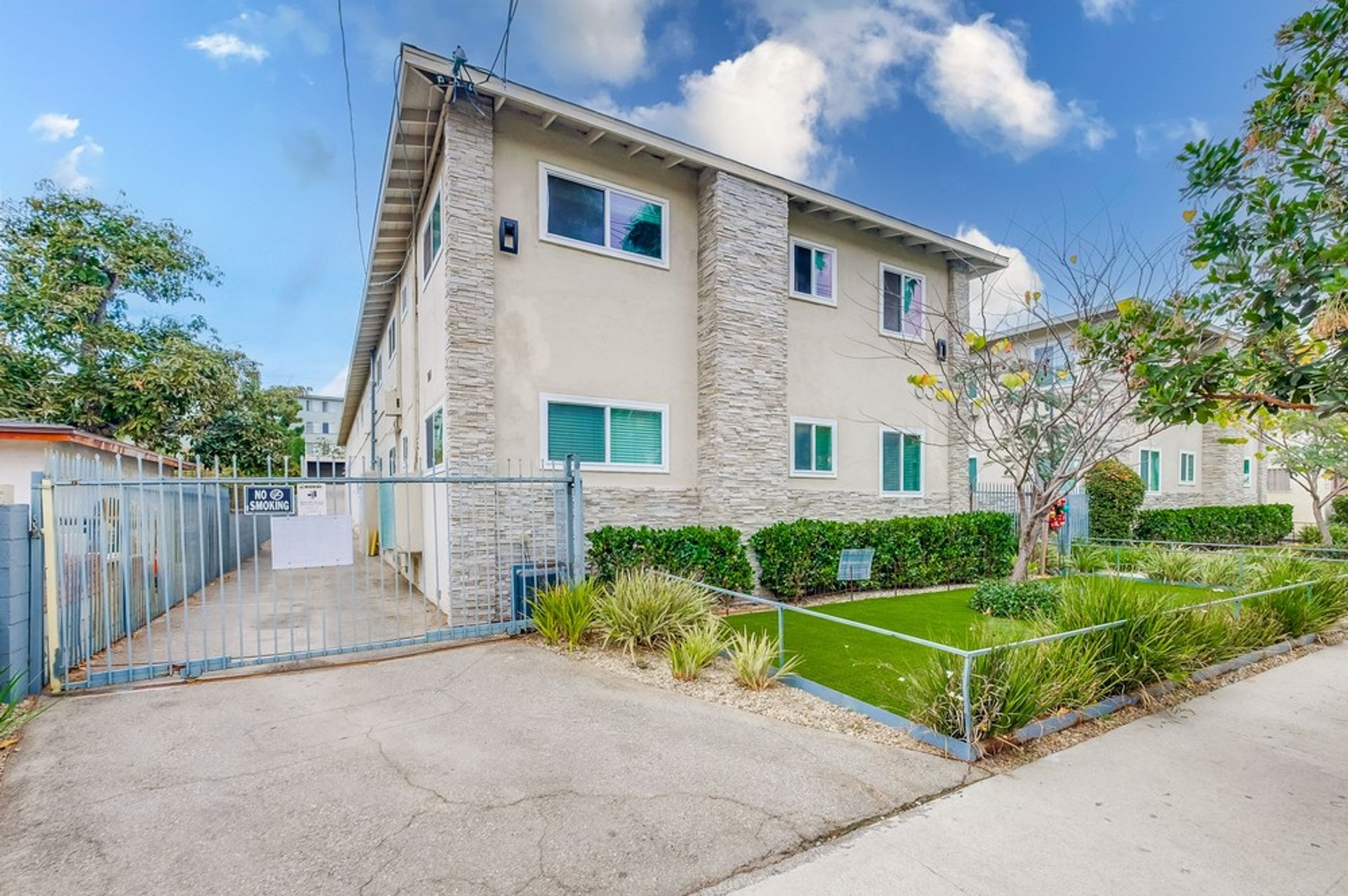 Modern Courtyard-Style Living in Hyde Park — Secure, Pet-Friendly & Minutes from LAX