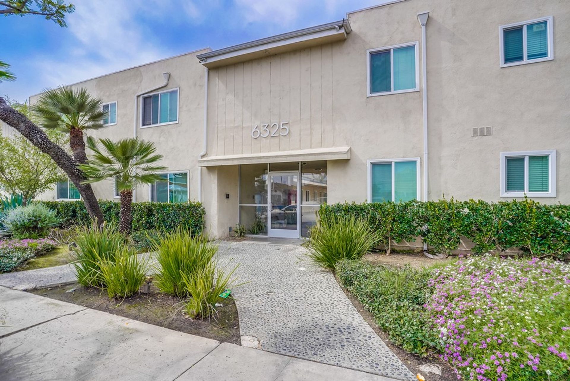 Pet Friendly Apartment Complex in South LA - Gated Parking, Laundry In-Units, Manager On-Site