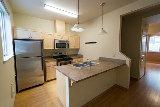 3 or 4 bedroom townhouse w/private deck. Includes parking & storage unit. 4 blocks to UO! – photo 1