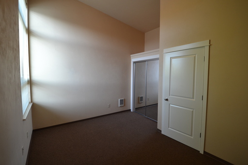 3 or 4 bedroom townhouse w/parking. Only 4 blocks to UO campus! – photo 1