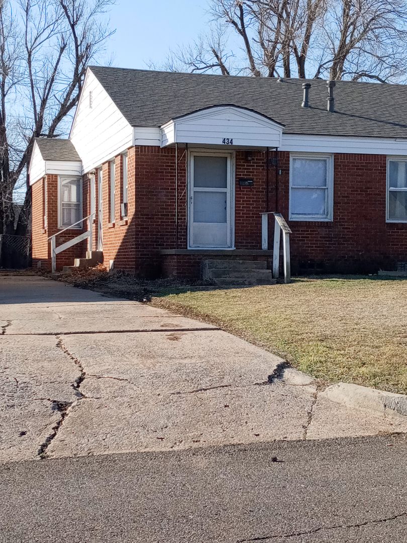 Midwest City House: 434 Showalter