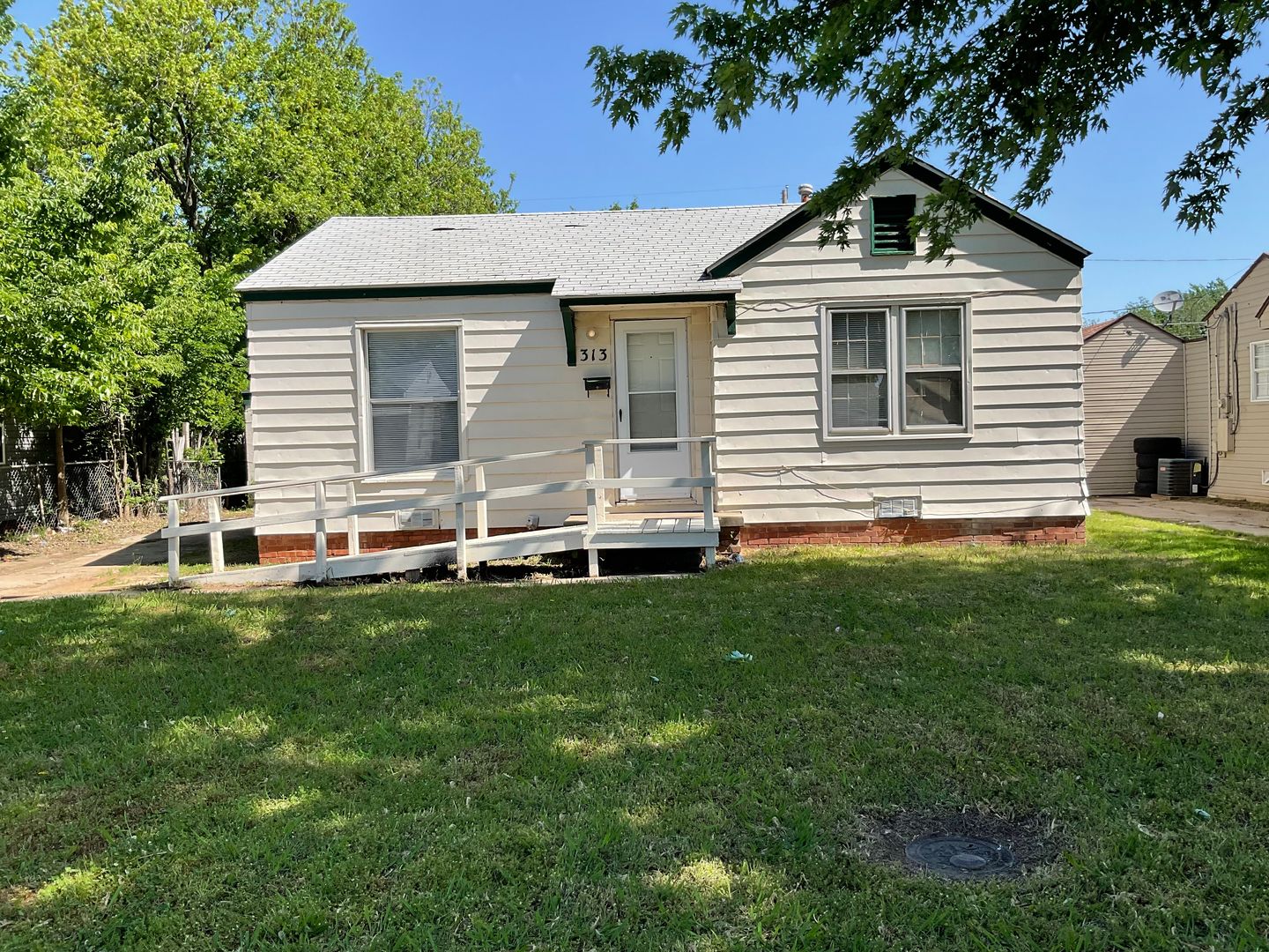 Midwest City House: 313 E Jacobs