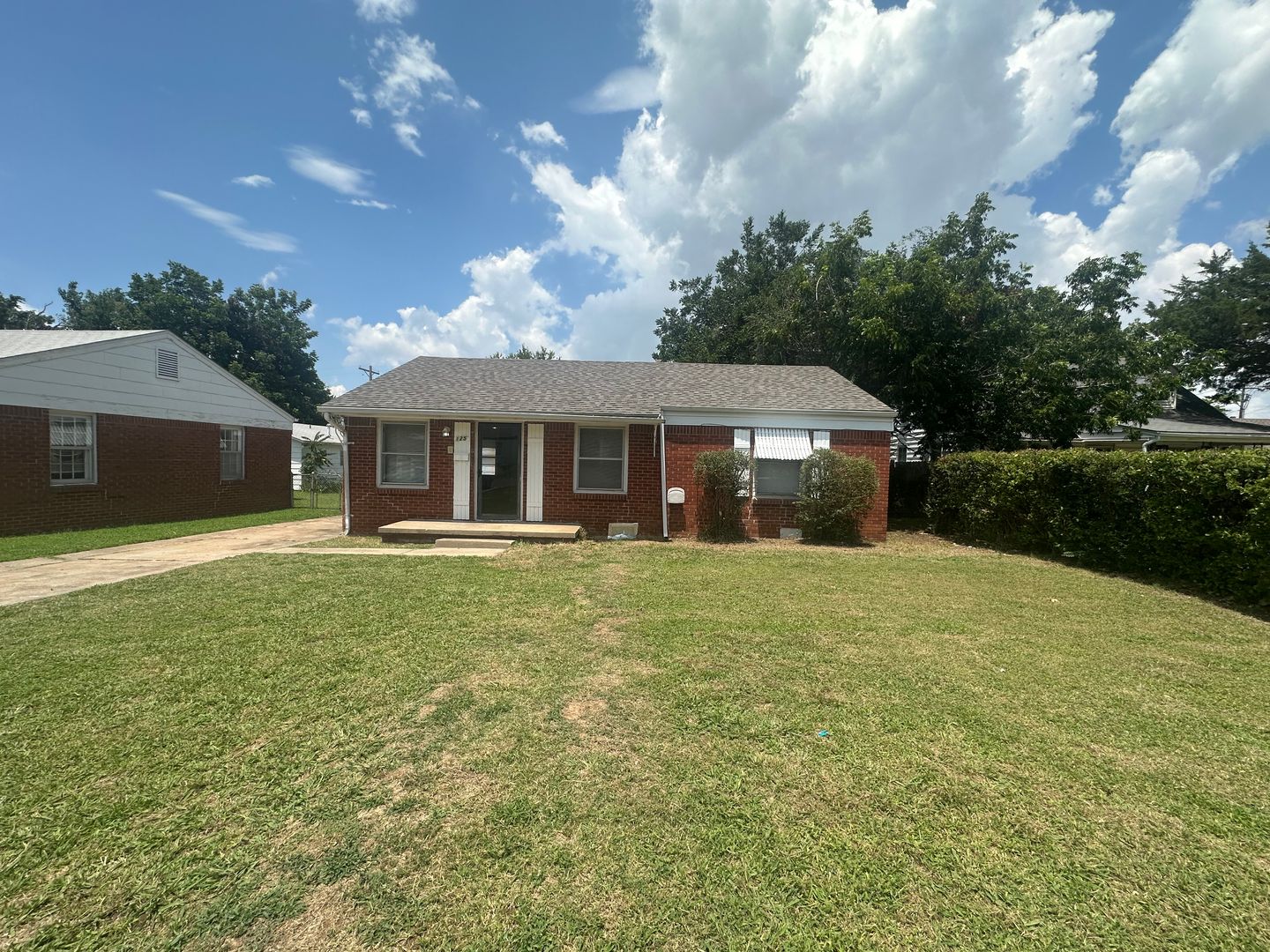 Midwest City House: 125 E Northrup