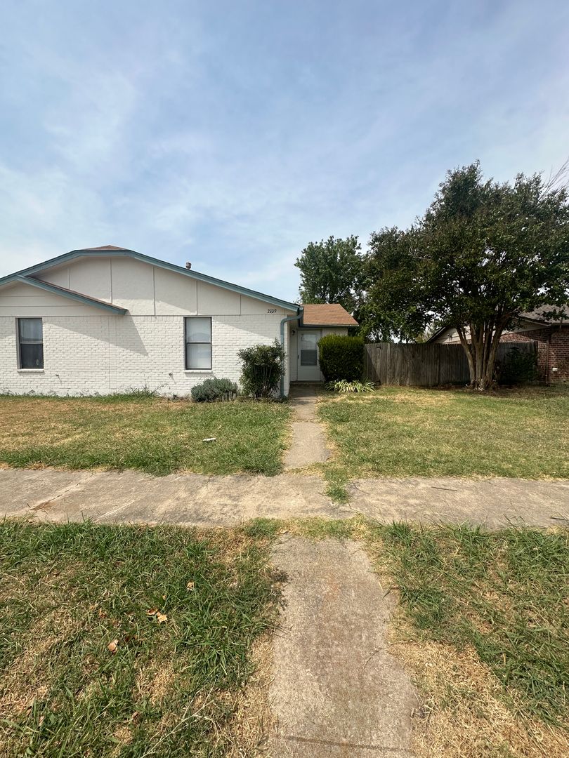 Moore House: 2109 Meench