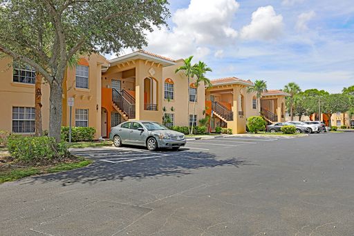 Overlooking the Pool — 2/2 with Screened Lanai & Extra Storage, Pets Welcome – photo 1