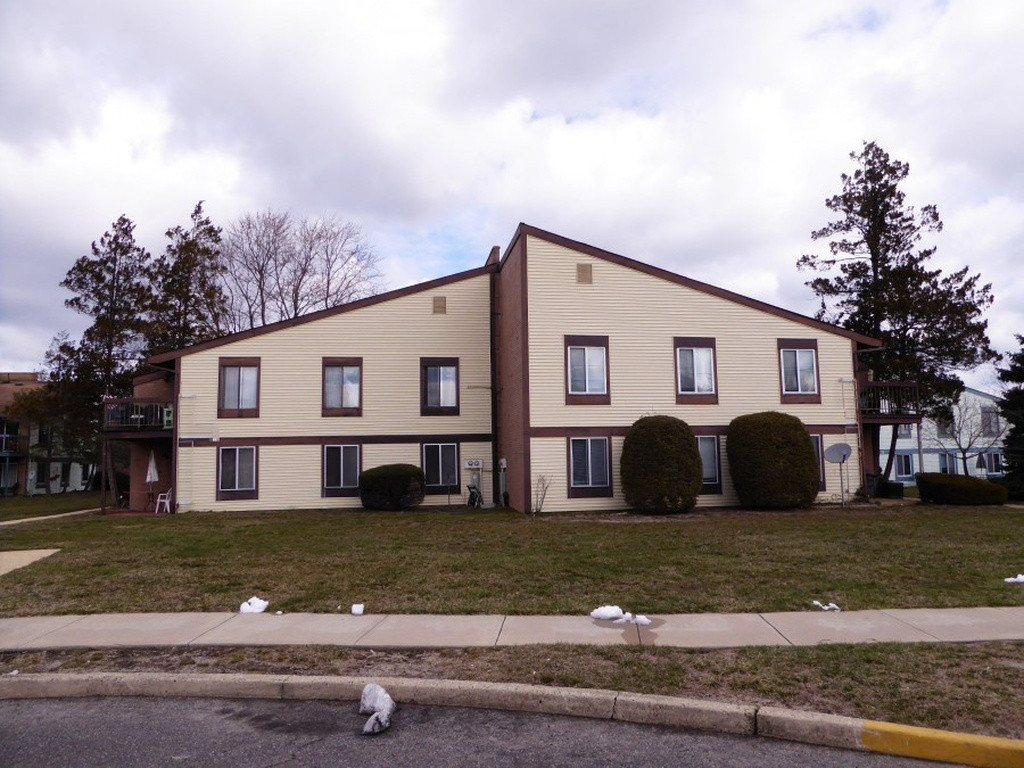 Brick Townhome: 47 Newport Court