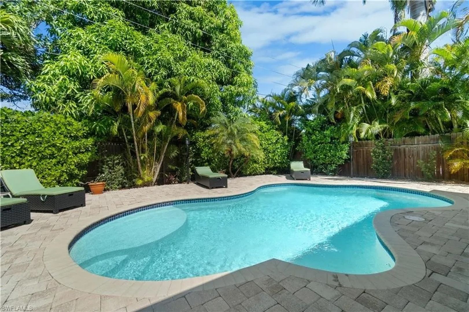 Naples House: 1320 Embassy Ln