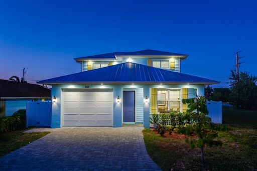 AVAILABLE SEASON 2027: The Captain's Cottage: Furnished 3 Bedroom Single Family Pool Home – photo 1