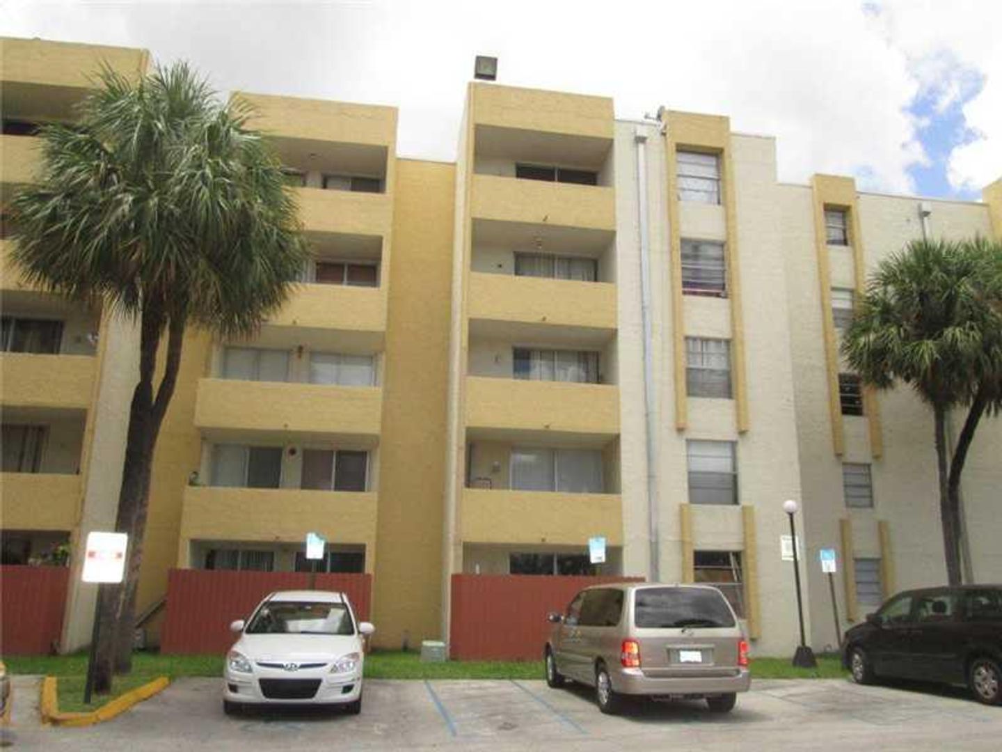 Hialeah Gardens Condo: 10000 NW 80 Ct.