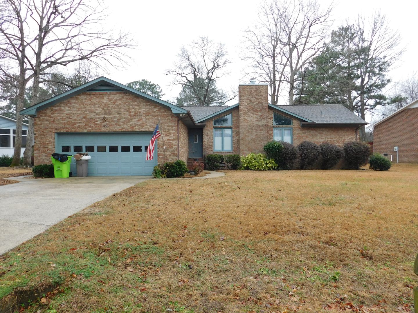 New Bern House: 103 Boatswain Drive