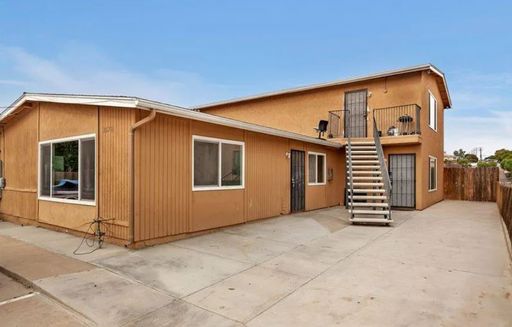Two-bedroom, One-bath with on-site laundry and parking. – photo 1