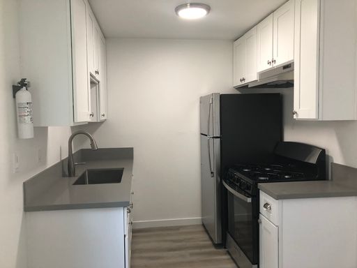 One bedroom in Imperial Beach with laundry and parking on site. – photo 1