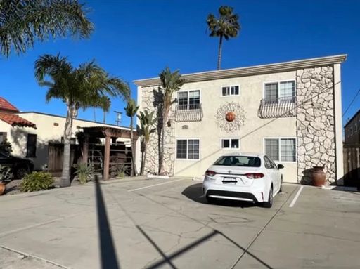 One-bedroom, 2nd floor apt near Adams Ave! – photo 1