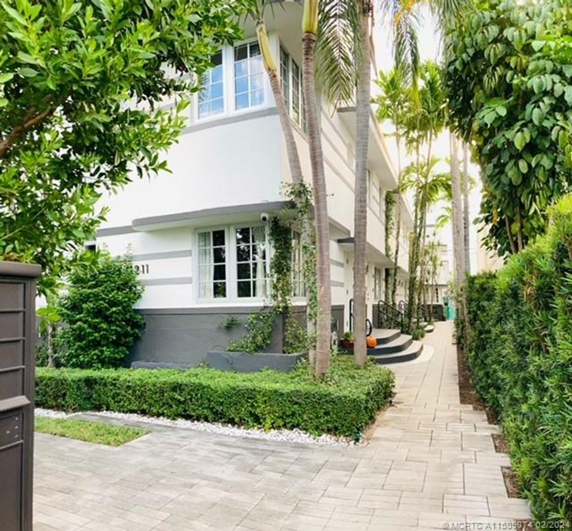 Miami Beach Apartment: 1211 Euclid Avenue
