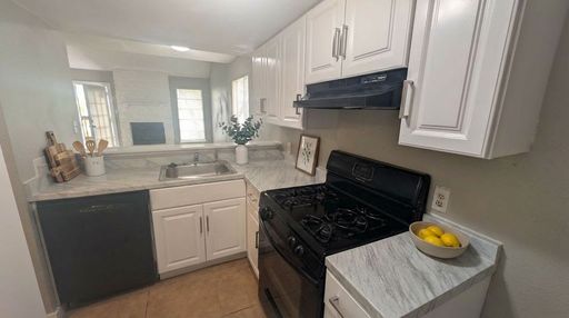 1711 Burton #A - 2 story home in great central location 5 min form DT. – photo 1