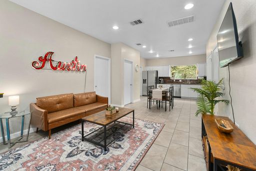 2917 E 16th St #A - Great Remodeled free standing House with a yard in booming East Austin. – photo 1