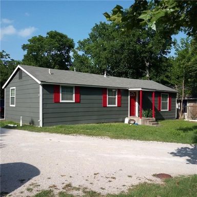 608 1/2 Genard Unit B - 3 bed 2 bath one story with back yard. – photo 1