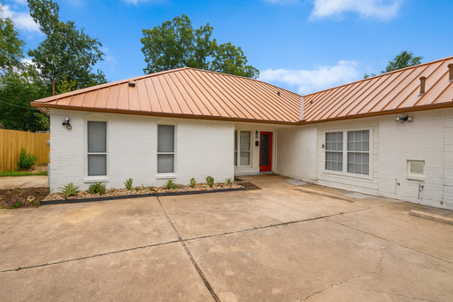 1005 W MLK - West Campus, 5 min walk to UT, large backyard. – photo 1