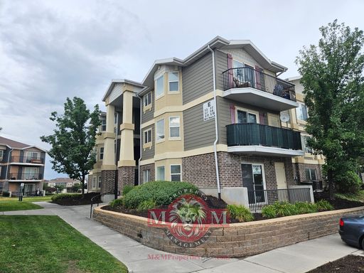 Great Ground-Level 3 Bed 2 Bath Sandy Condo! – photo 1