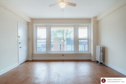Large Studio with Walk-in Closets! Ideal Oak Park Location!