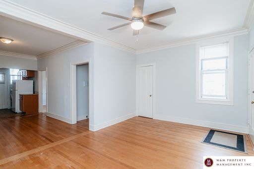 Spacious 1-Bedroom in Oak Park Vintage Building!