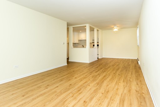 Spacious Two-Bed, Two-Bath Unit Close to Downtown Oak Park! – photo 1