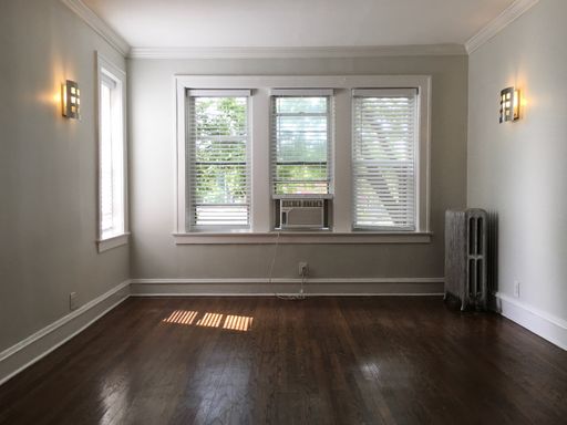 Oak Park Condo Quality 2 Bedroom! With In-Unit Laundry! – photo 1