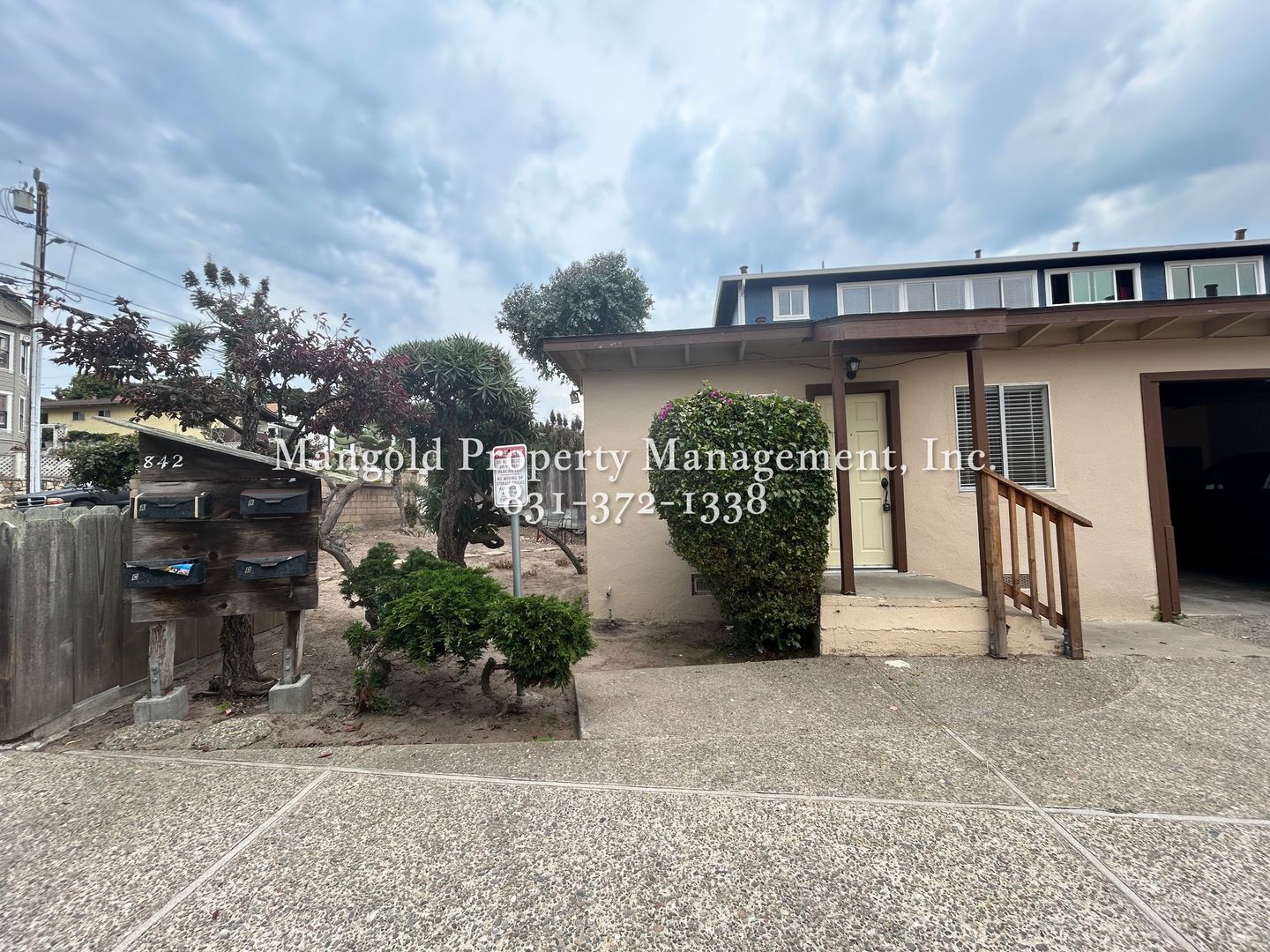 Monterey Apartment: 842 Laine Street