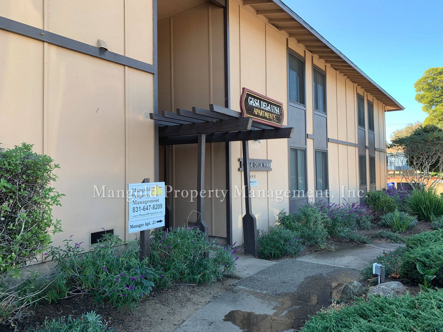 Monterey Apartment: 444 Dela Vina