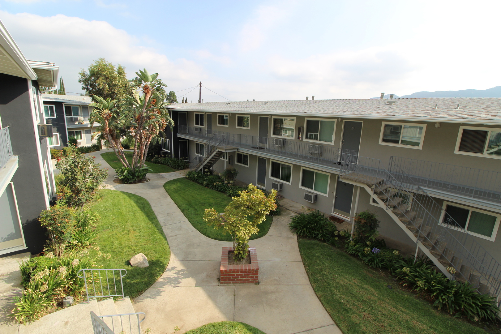 La Crescenta Apartment: 3123, 3123-1/2, 3125 Foothill Blvd.