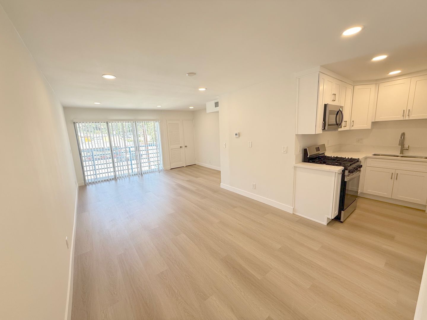Glendale Apartment: 3016 Honolulu Avenue