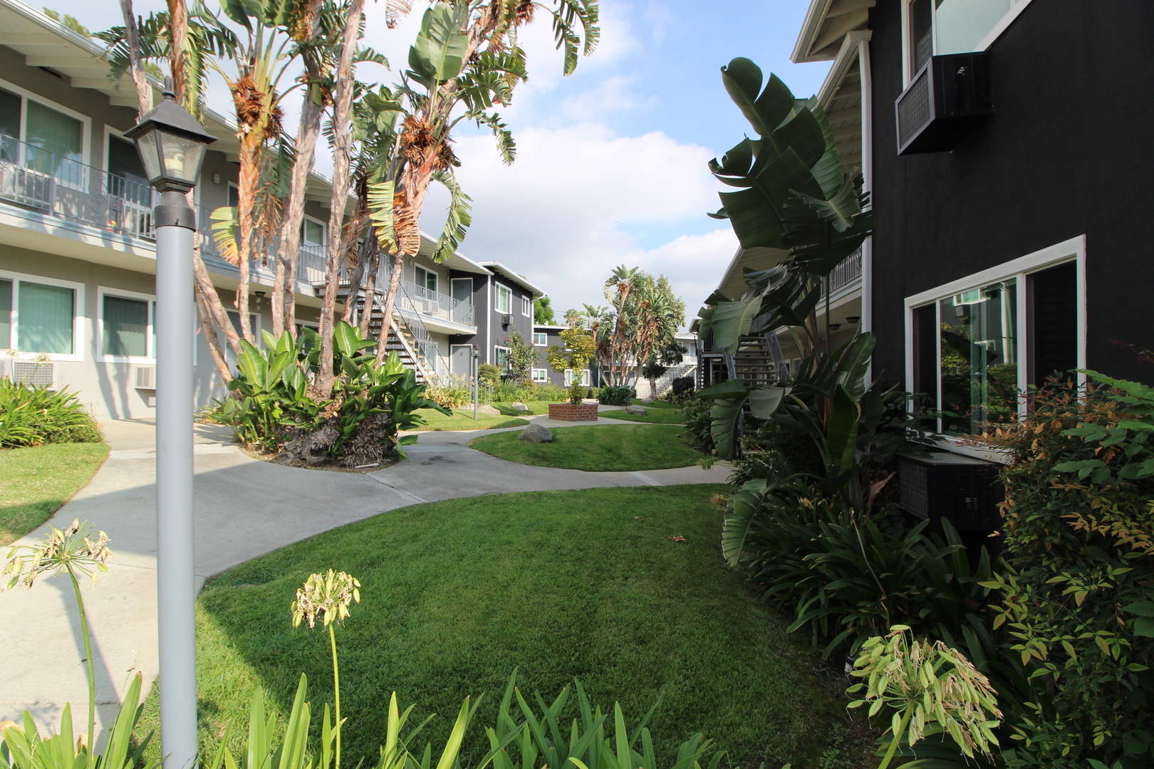 La Crescenta Apartment: 3123, 3123-1/2, 3125 Foothill Blvd.