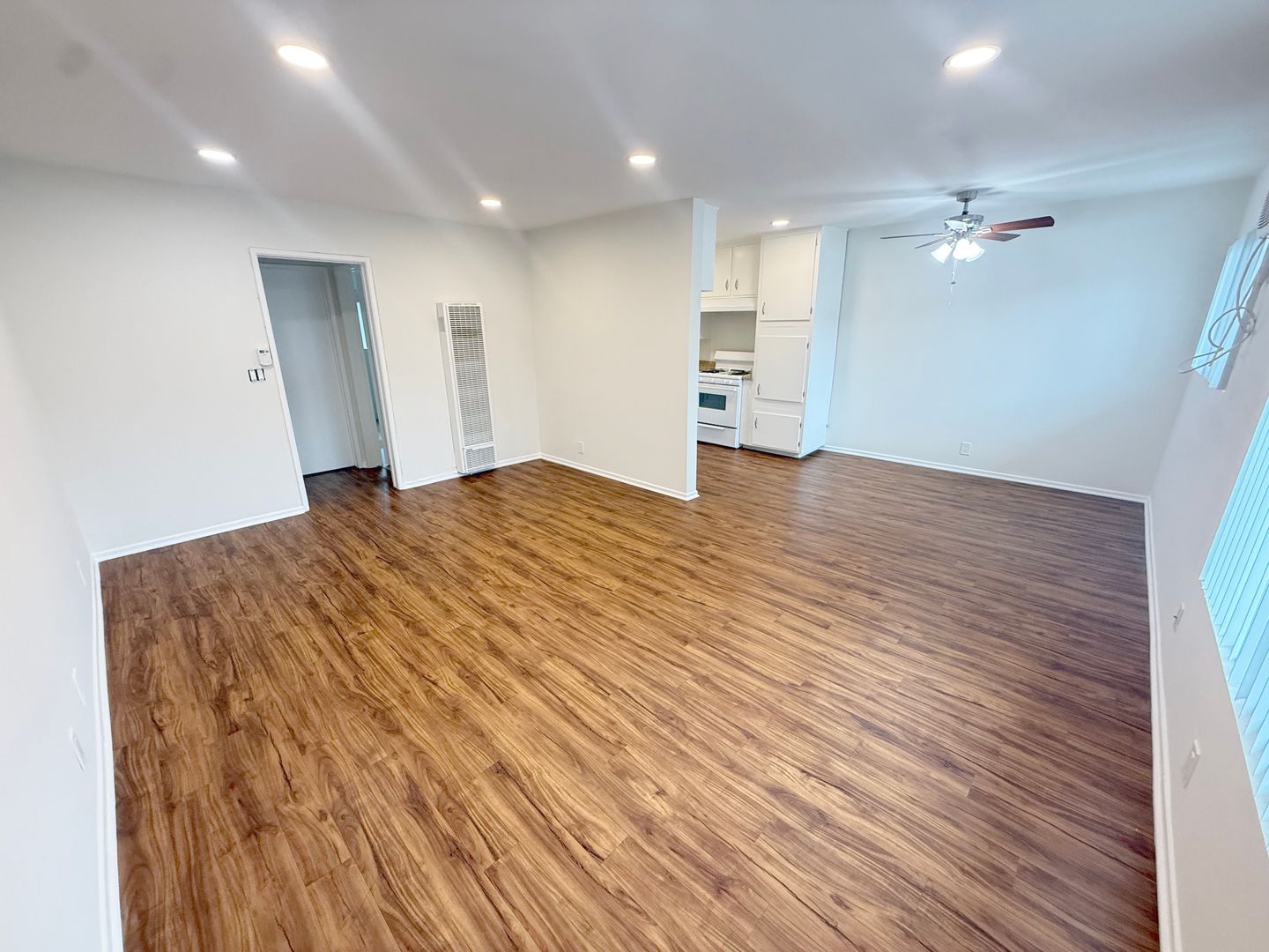Glendale Apartment: 919 E. Acacia Avenue