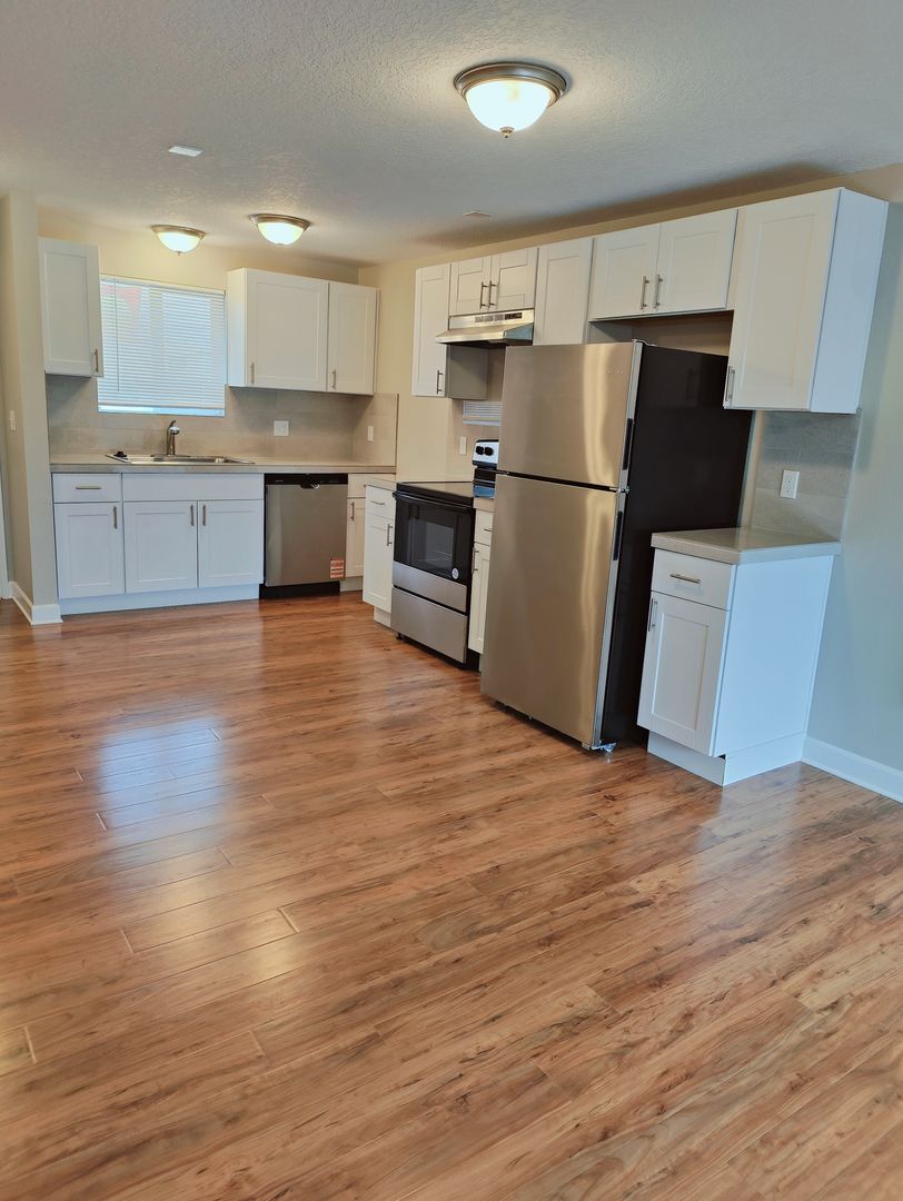 McMinnville Apartment: 605 NW Adams St.