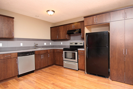 ONE Fully Renovated NE PDX/Sullivan's Gulch 1-Bedroom Apartment with Washer/Dryer, Parking and Deck INCLUDED! – photo 1