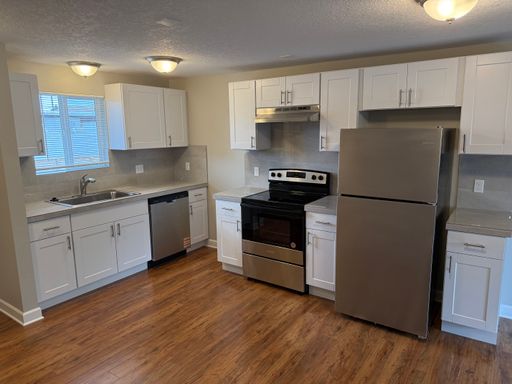 Recently Renovated 2 Bedroom Apartment with Reserved Parking Included, Just Steps from Downtown McMinnville! – photo 1