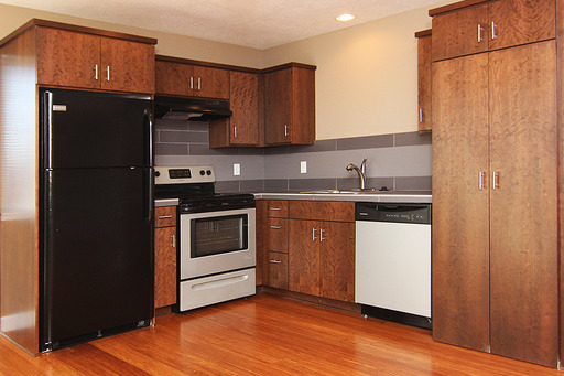 HUGE, Fully Renovated 3 Bedroom, 2 Full Bathroom Apartment with Washer/Dryer, Balcony w/ Yard and 2 Reserved Parking Spaces Near Barbur Blvd/Multnomah Village – photo 1
