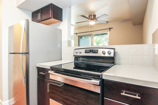 Recently Renovated 2 Bed/1.5 Bathroom Apartment in Beaverton/Aloha with Reserved Parking, Storage, Outdoor Space and Washer/Dryer Included! – photo 1
